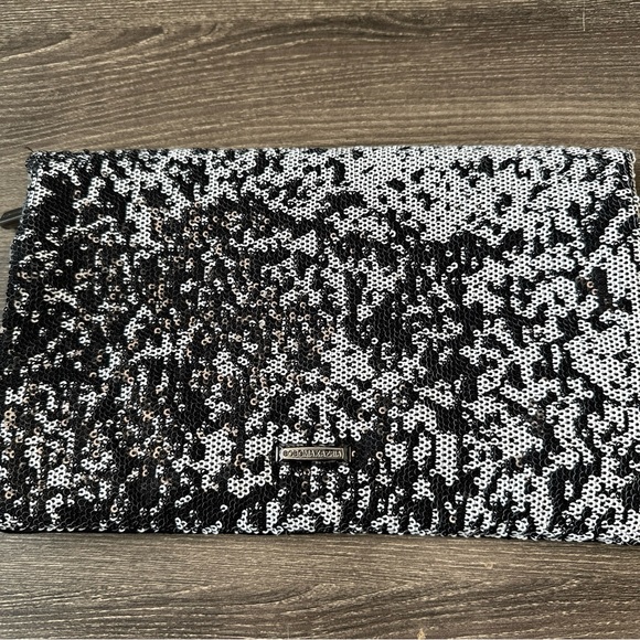 BCBG MAXARIA BAG. - Picture 3 of 10